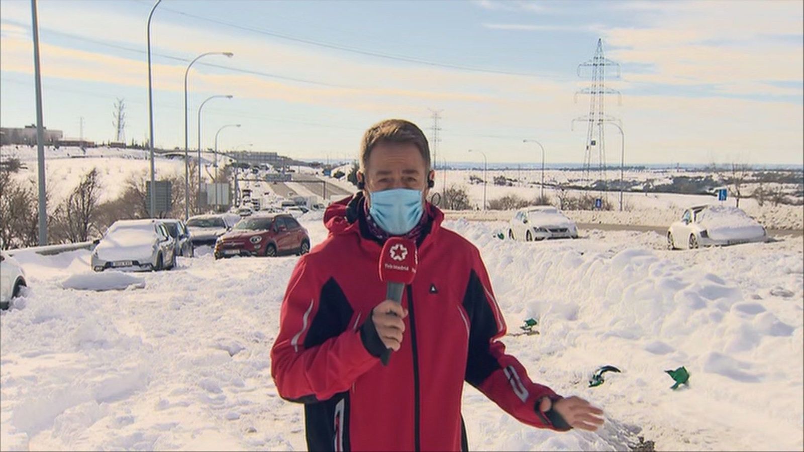 300 vehículos permanecen aún bloqueados en la trampa de nieve de la M-40