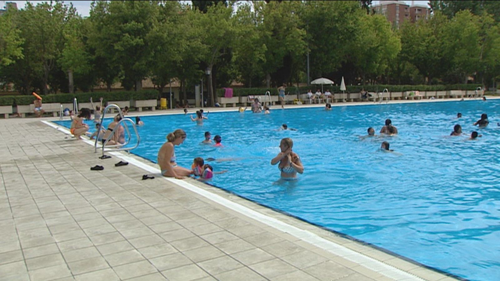 Largas colas en la piscina de Aluche para el 'Día sin Bañador'