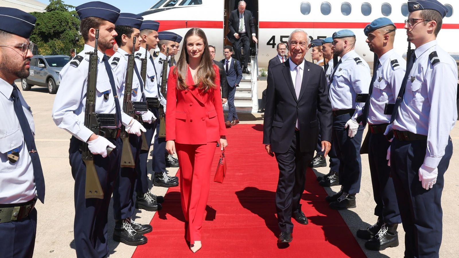 La princesa Leonor abre su agenda en Lisboa con una ofrenda floral en la tumba de Camões