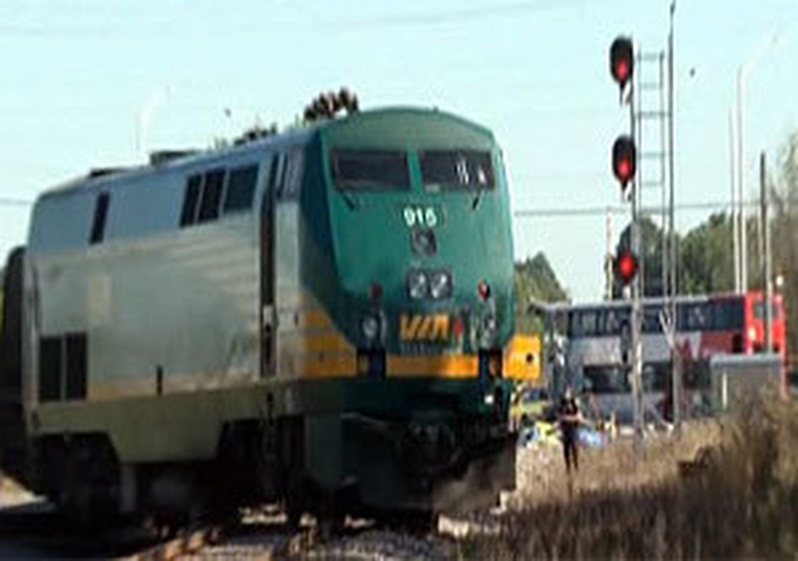 Al menos seis  muertos por una colisión entre un autobús y un tren de pasajeros cerca Ottawa