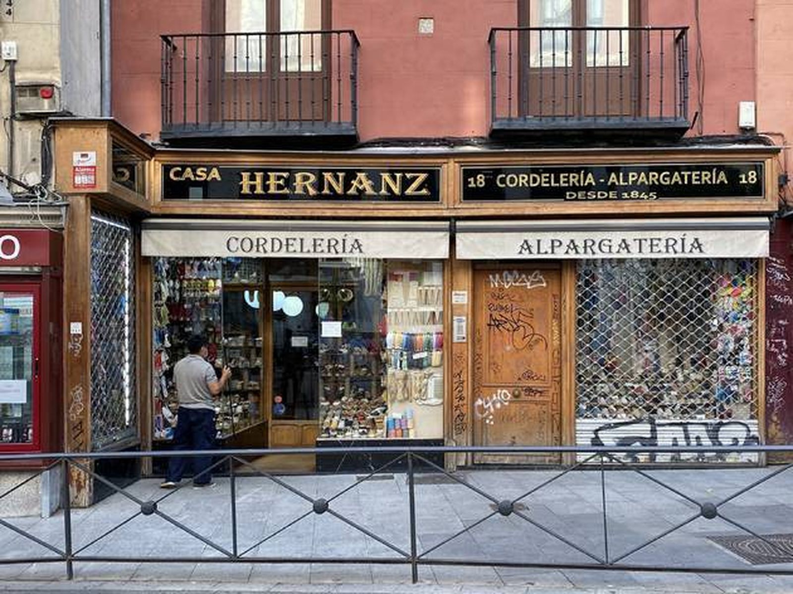 Cómo sobrevive a la pandemia una alpargatería con más de 100 años de historia