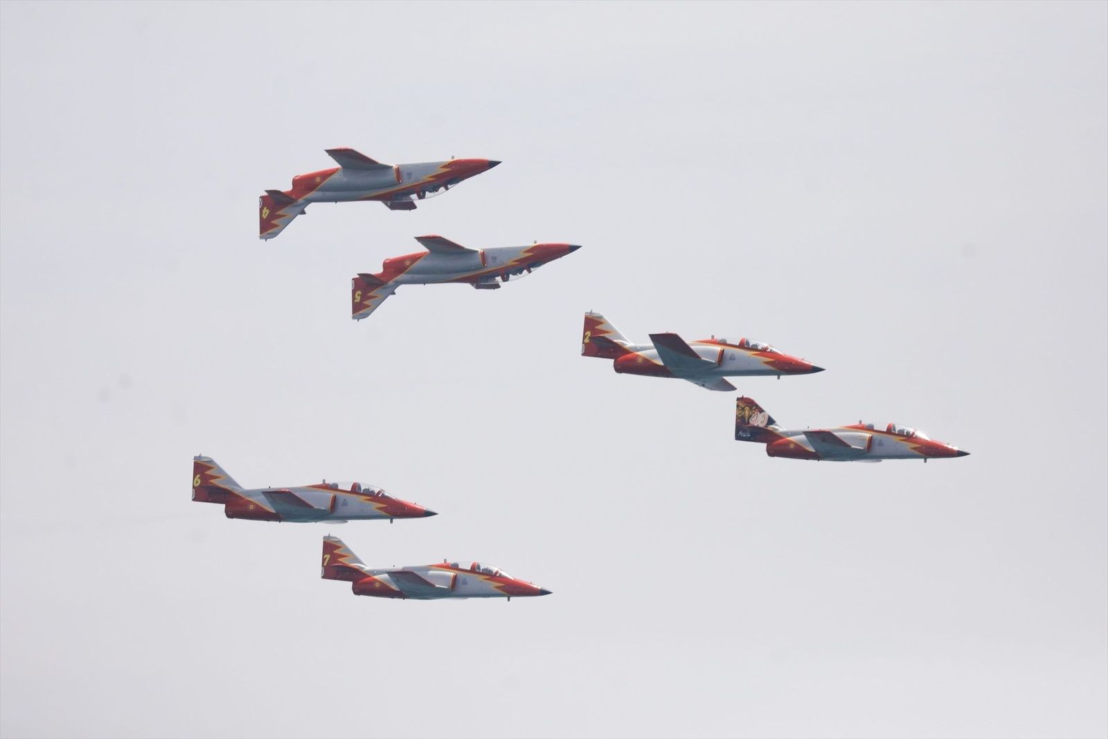 La Patrulla Águila se 'jubila' ante miles de personas después de 40 años en los cielos