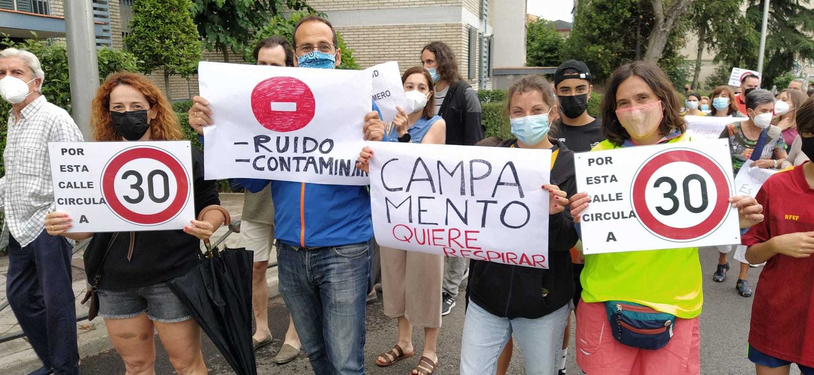 Vecinos de Campamento se manifiestan en la calle Carretera de Boadilla