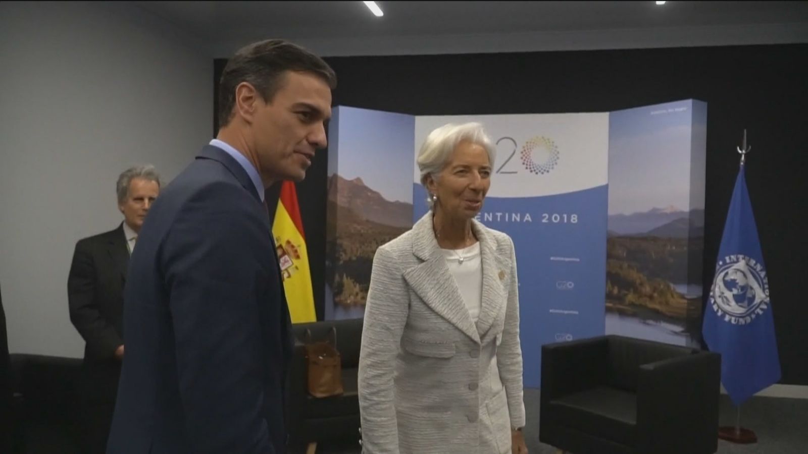 Ayuso critica que Sánchez menosprecie las recomendaciones del BCE mientras el presidente ve “justificado” el impuesto a la banca