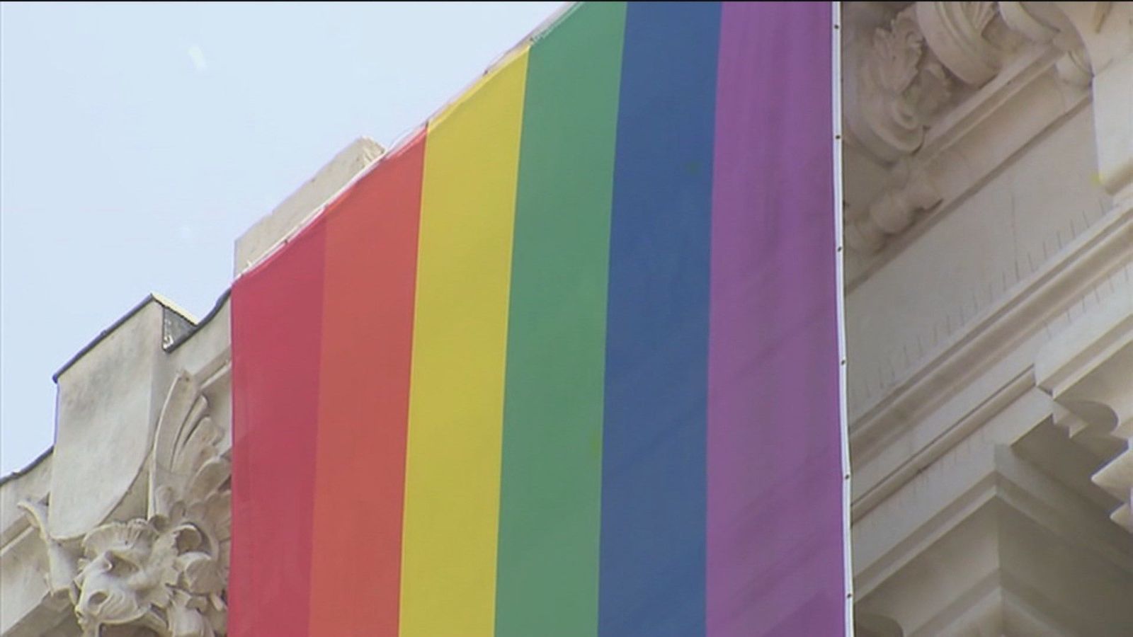 Madrid estudia donde ondear la bandera LGTBI al no poder hacerlo en Cibeles