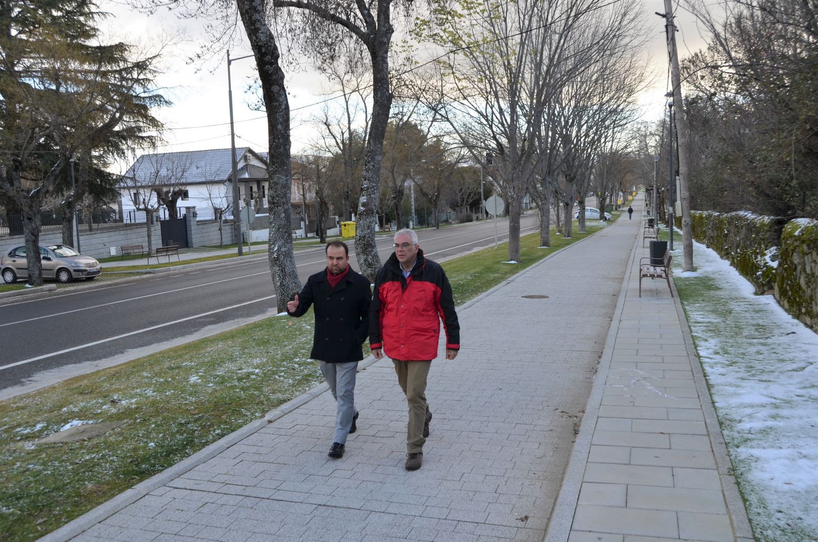 El alcalde guadarrameño y el consejero regional recorren el Paseo de la Alameda