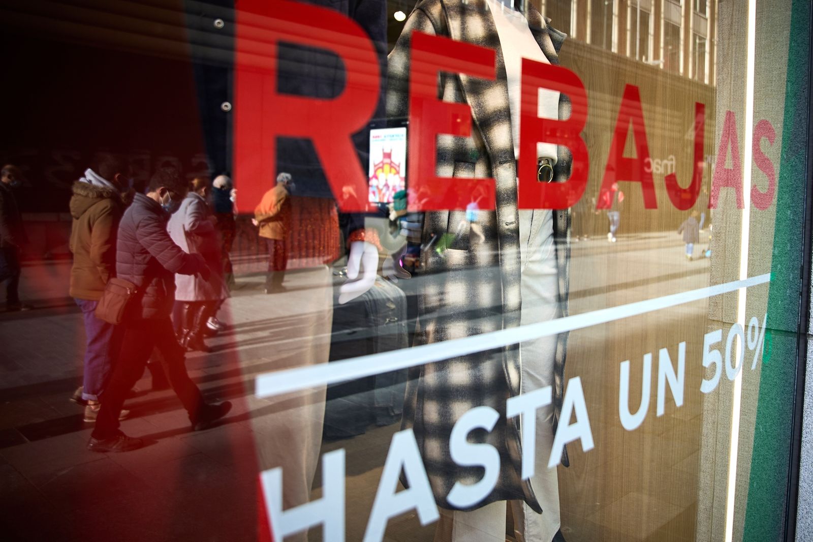 Establecimiento con el cartel de Rebajas