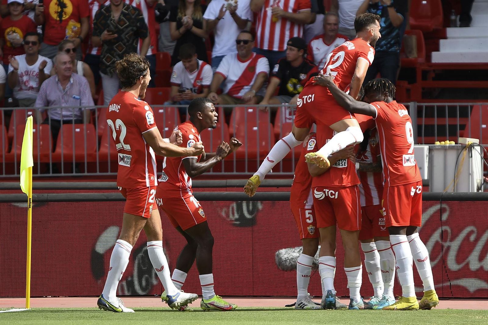Jugadores del UD Almería celebran un gol durante el partido disputado entre el UD Almería y el Rayo Vallecano
