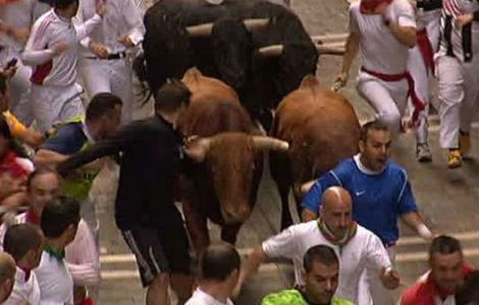 Los toros de El Pilar protagonizan un  encierro rápido y limpio, con 5 contusionados