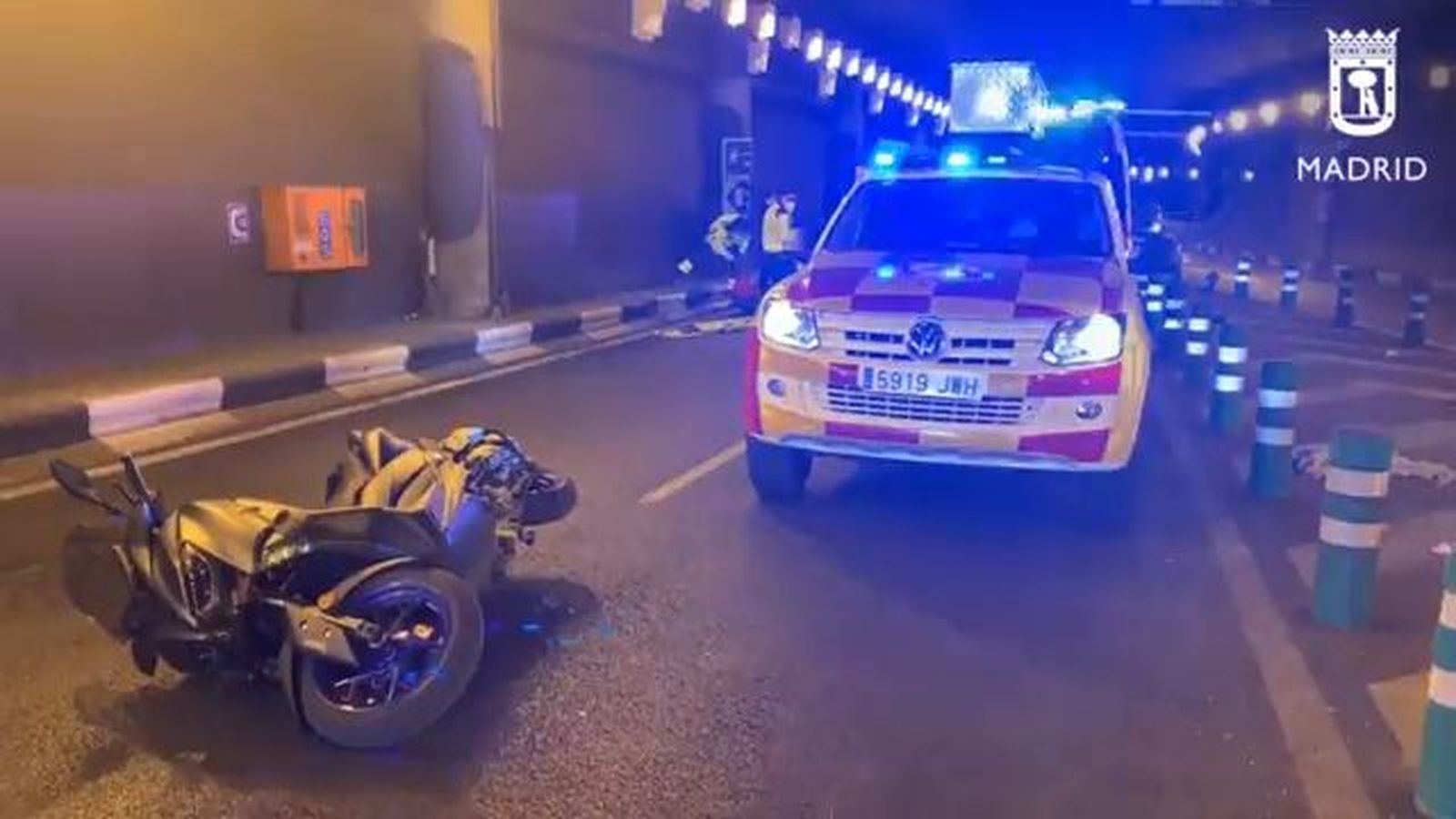 Un motorista grave tras caer y perder el casco en el túnel de López de Hoyos