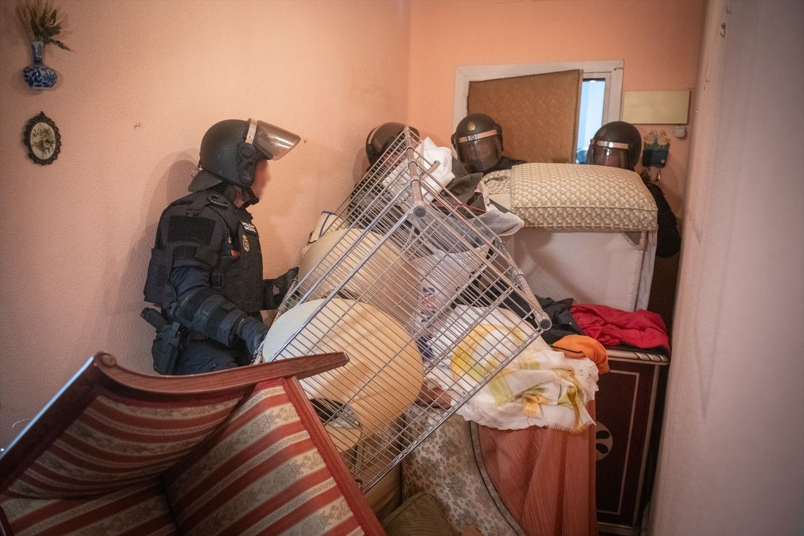 La policía desmonta la barricada al entrar en la vivienda de Maricarmen, el 24 de septiembre de 2026