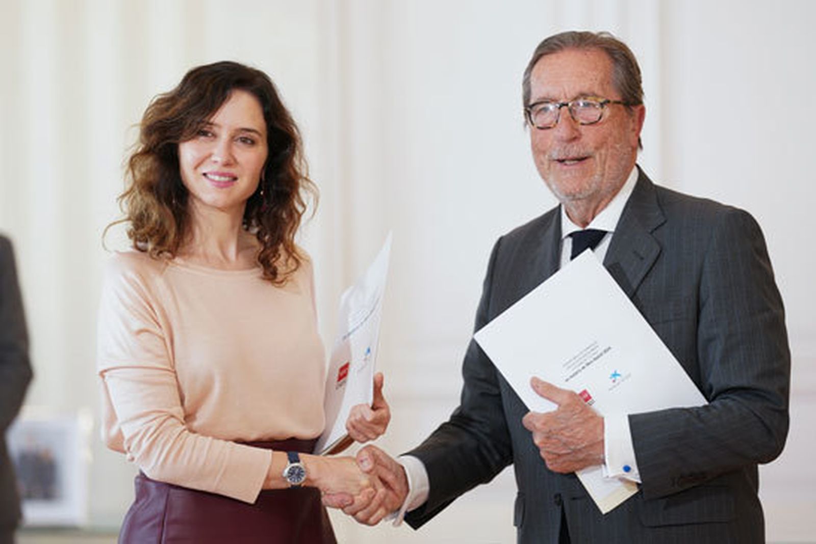 Díaz Ayuso con Antonio Vila Bertrán, director general  de la Fundación 'la Caixa'