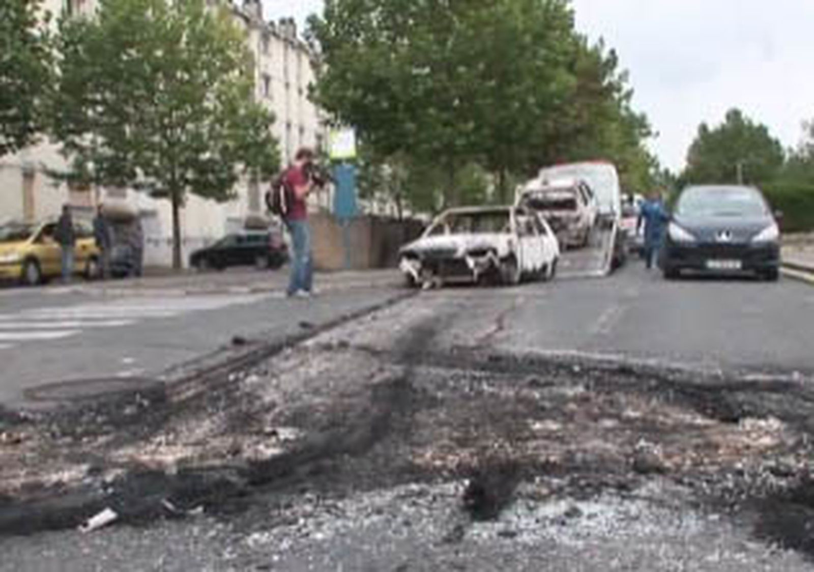 Grupos de jóvenes en Amiens incendian edificios públicos y coches