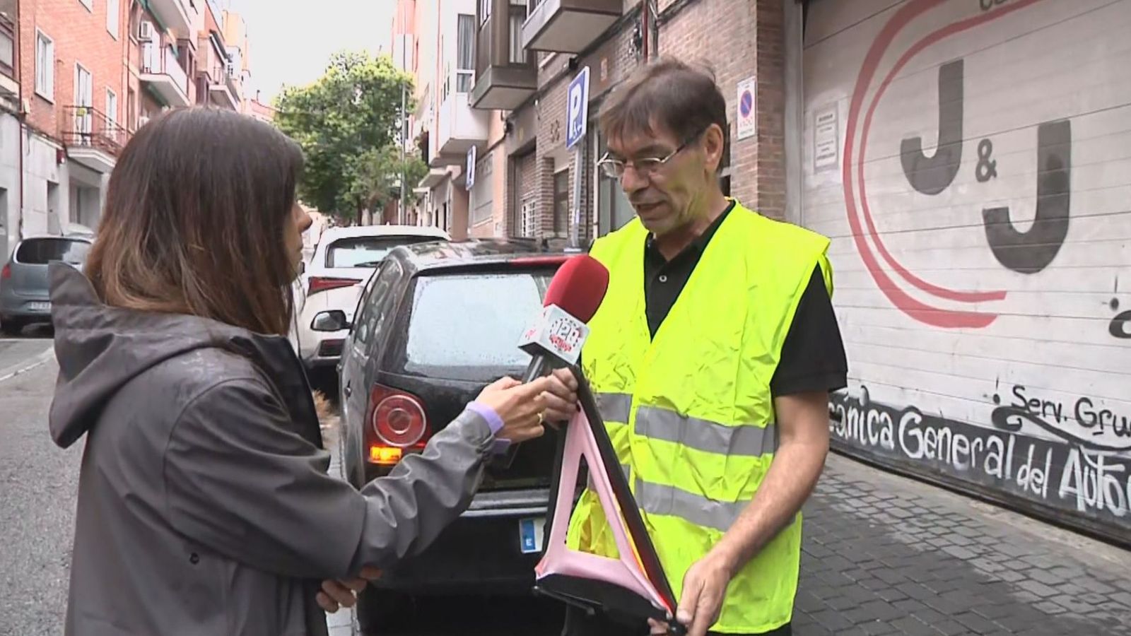 ¿Qué hacer si te quedas tirado con tu coche en la carretera?
