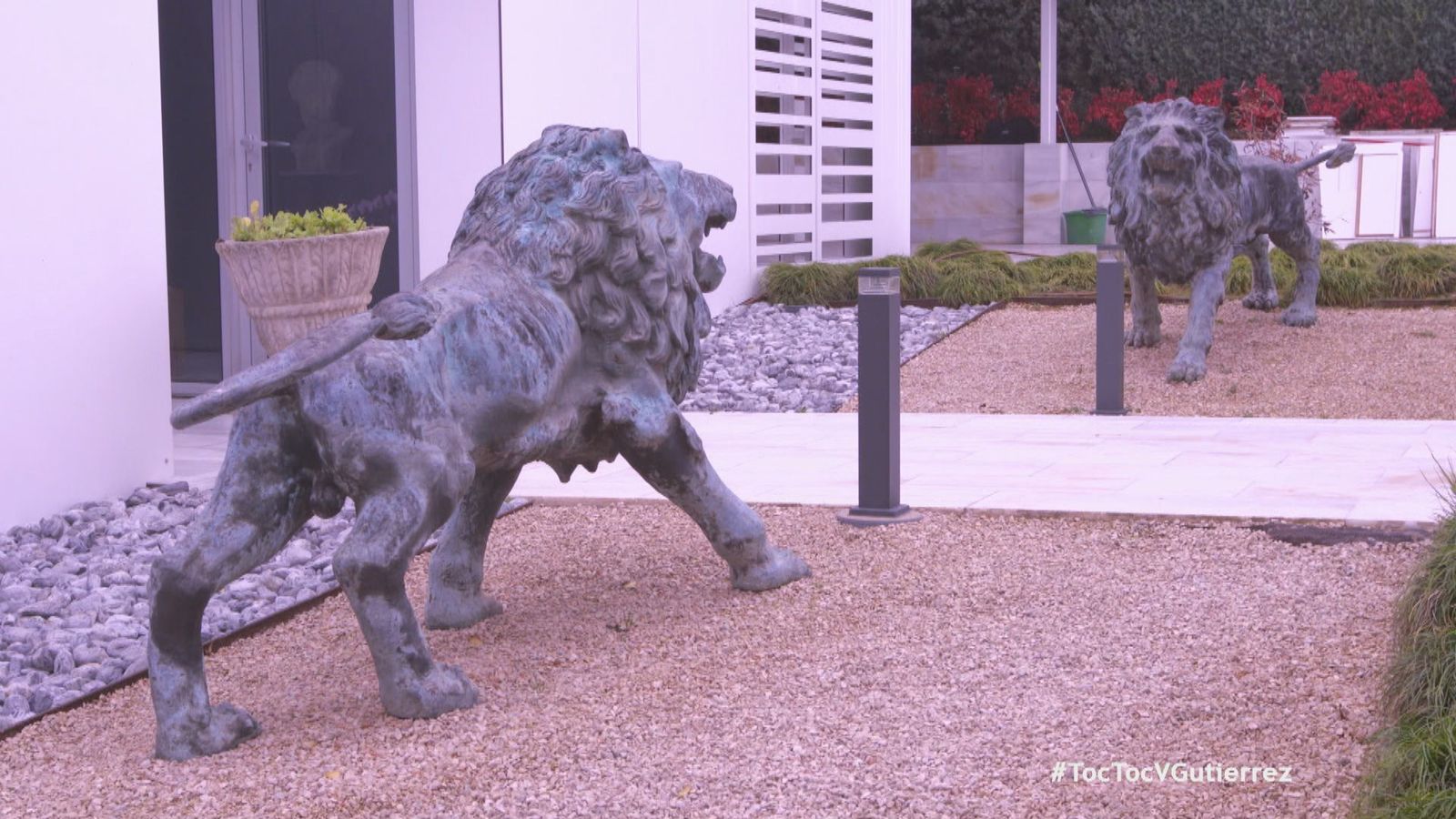 Y aquí tenemos a los guardianes de la casa, dos leones de bronce de un palacio  toledano, del siglo XVIII.
