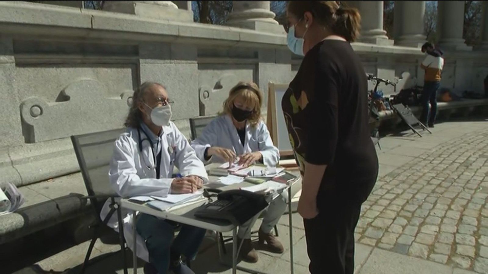 Los médicos de Madrid sacan sus consultas al Retiro en protesta por la situación de la Atención Primaria