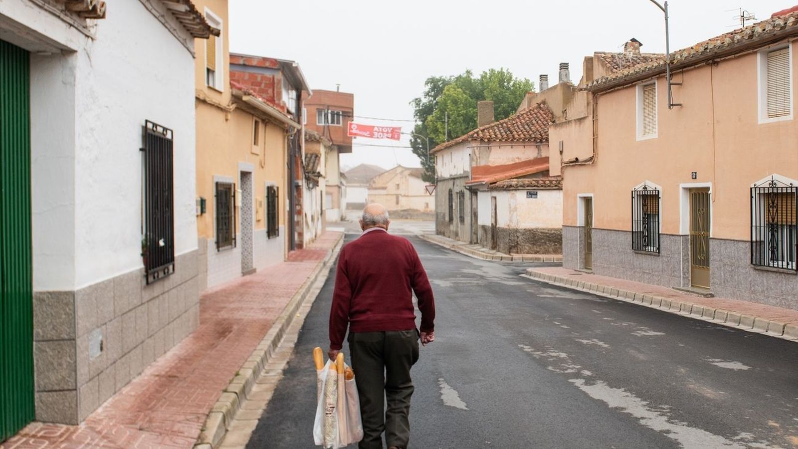 Una persona camina por la calle de un pueblo