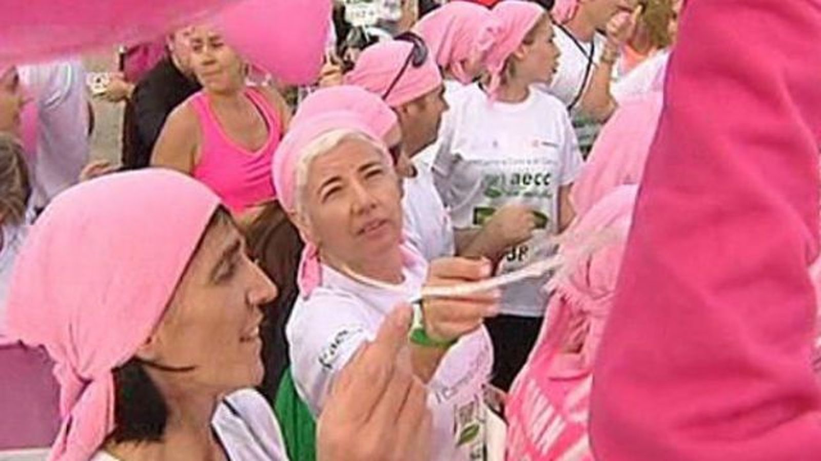 Más de un centenar de personas 'bailan' en la Puerta del Sol contra el cáncer de mama