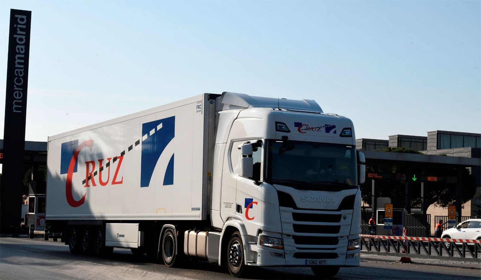 El esfuerzo de los camioneros garantiza el abastecimiento de los mercados
