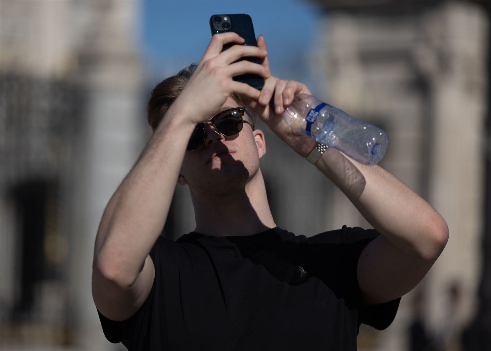 Turista haciendo fotos con su teléfono