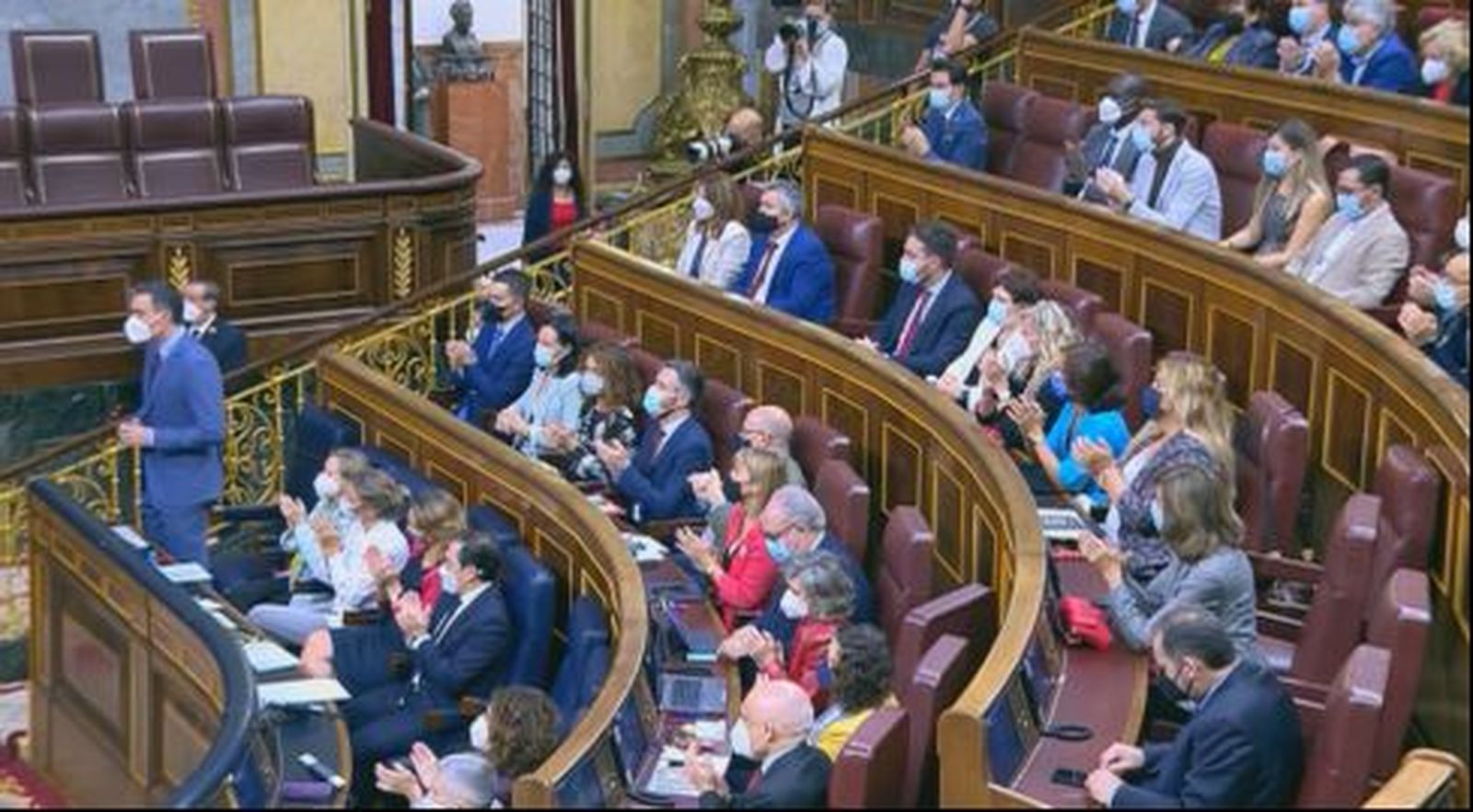 Casado reprocha a Sánchez que “no está dejando a nadie en pie” y este insiste en "una recuperación justa"