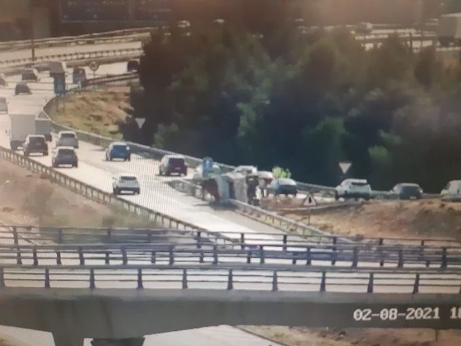 Captura de imagen de la cámara de la DGT cercana al lugar del vuelco en la M50