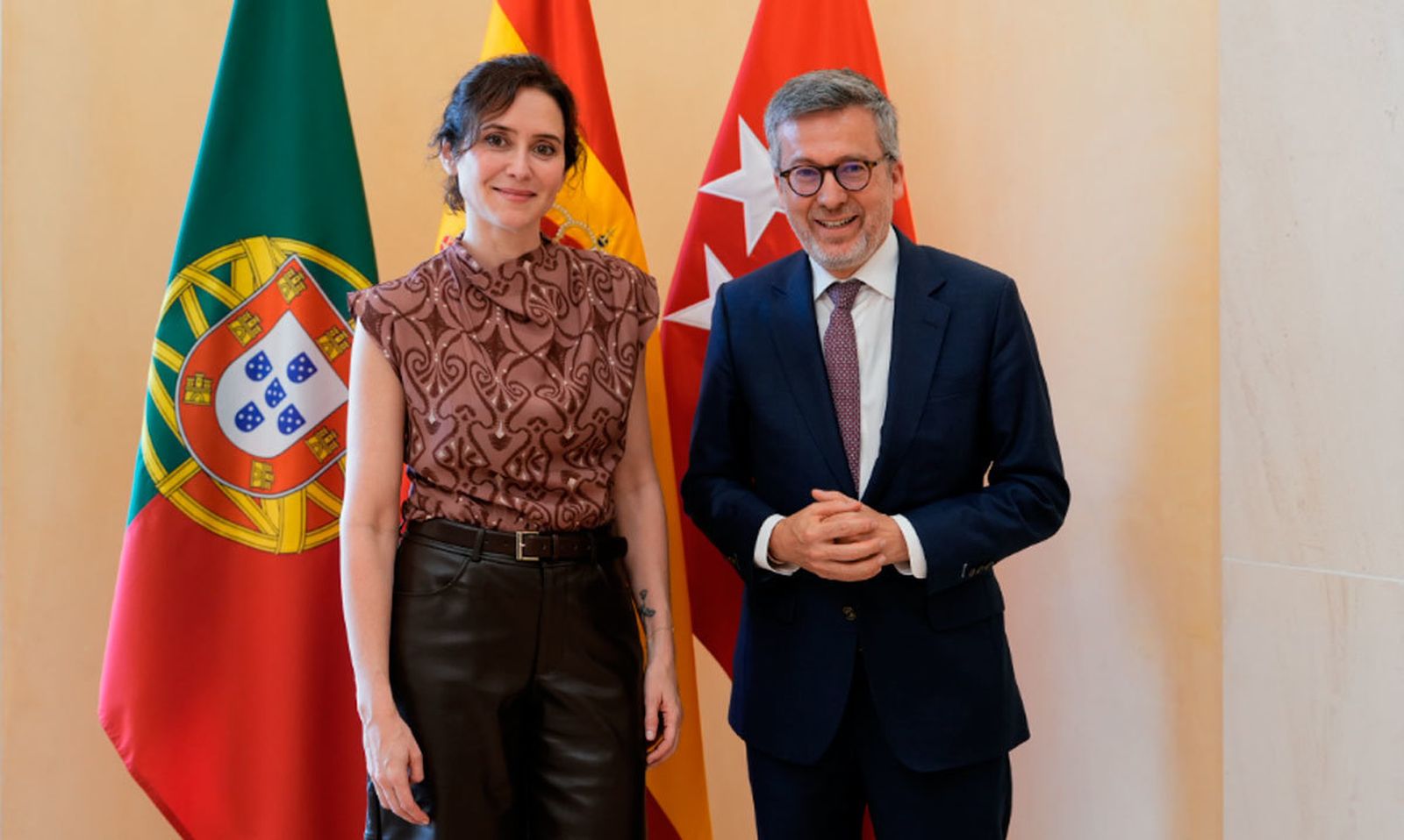Díaz Ayuso recibe en la Real Casa de Correos al alcalde de Lisboa, Carlos Moedas