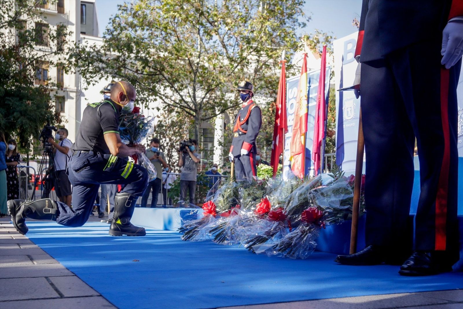 130 rosas recuerdan a los bomberos muertos hace 35 años en incendio de Almacenes Arias