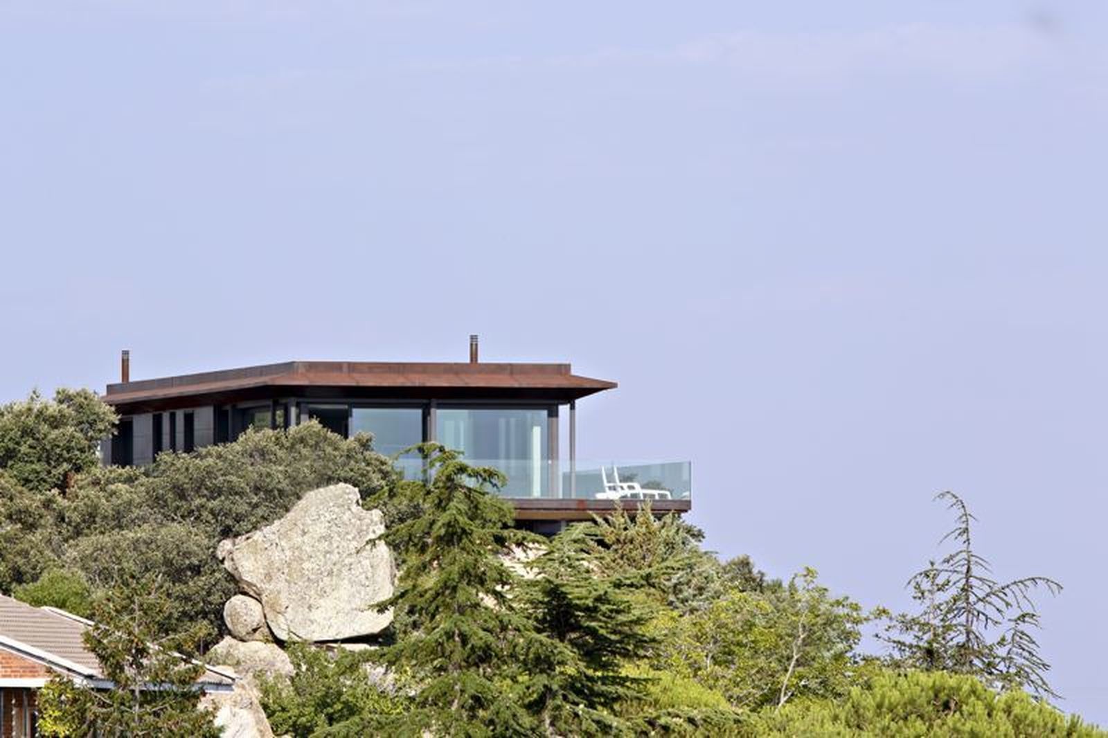 Tal vez alguna vez te fijaste al pasar por La Cabrera en esta vivienda semi-oculta entre las rocas...