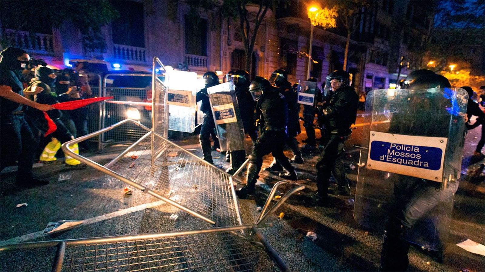 Cargas de los Mossos en medio de la tensión en Cataluña