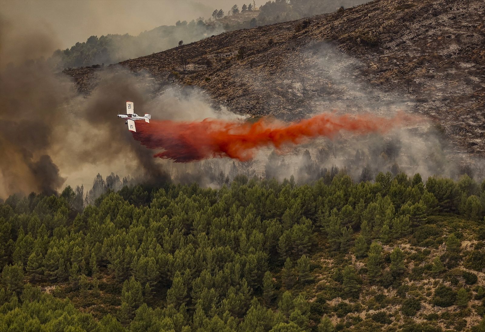 Un helicóptero trabaja en las labores de extinción de un incendio declarado en Bejís,