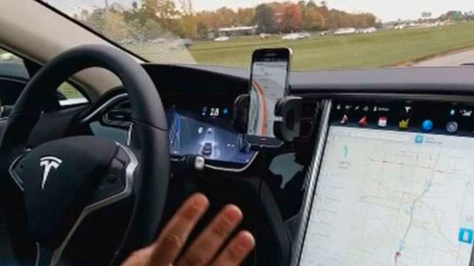 El conductor de Tesla accidentado podría haber estado viendo una película