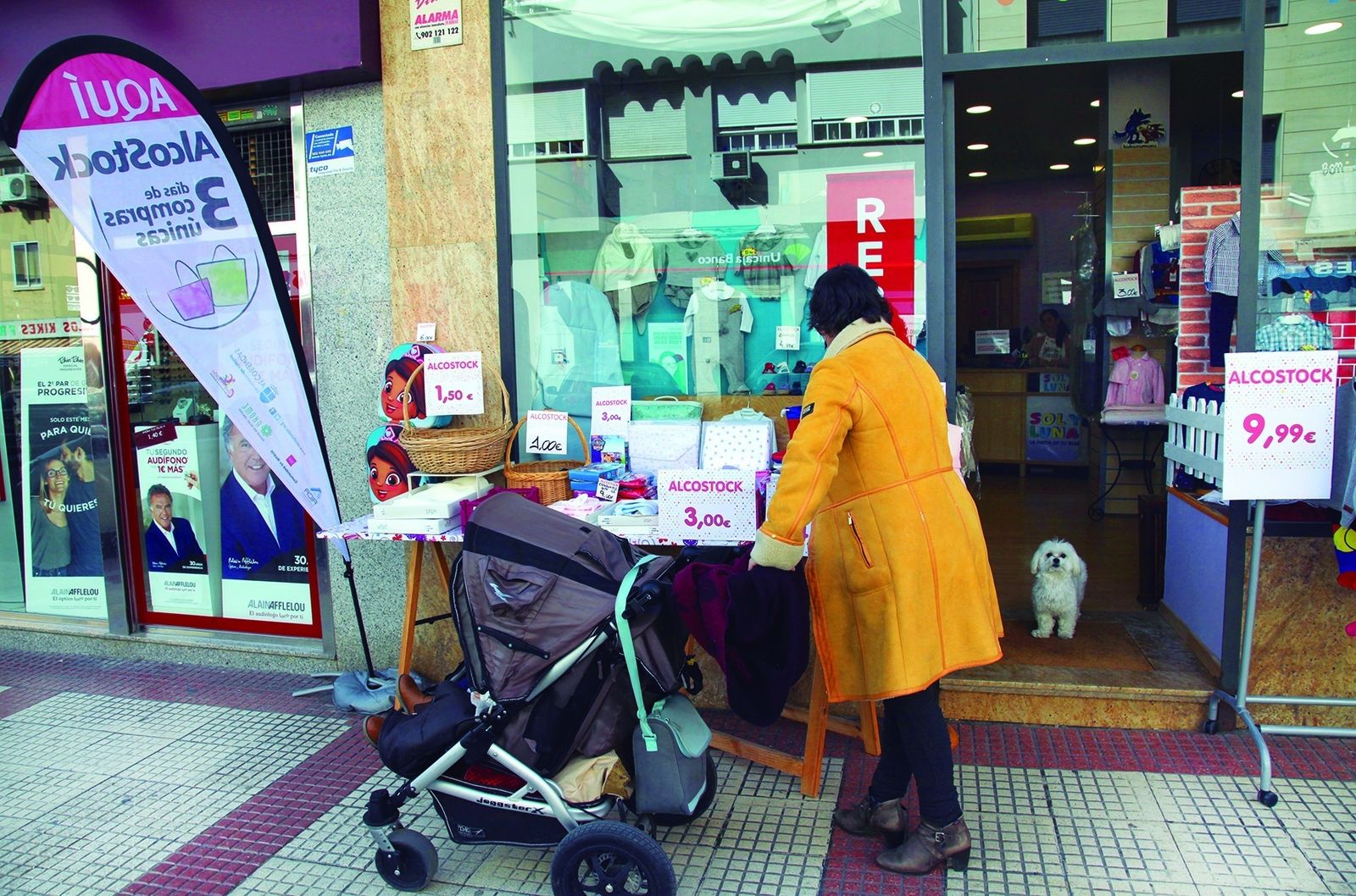 Tienda de proximidad en una calle comercial de Alcobendas
