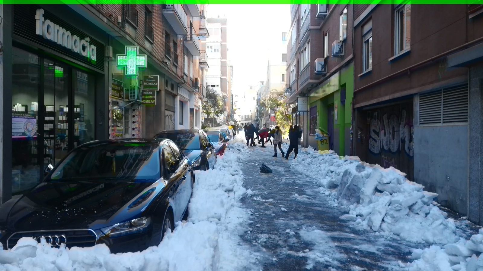 Madrileños en en barrio de Prosperidad retiran el hielo de las calles