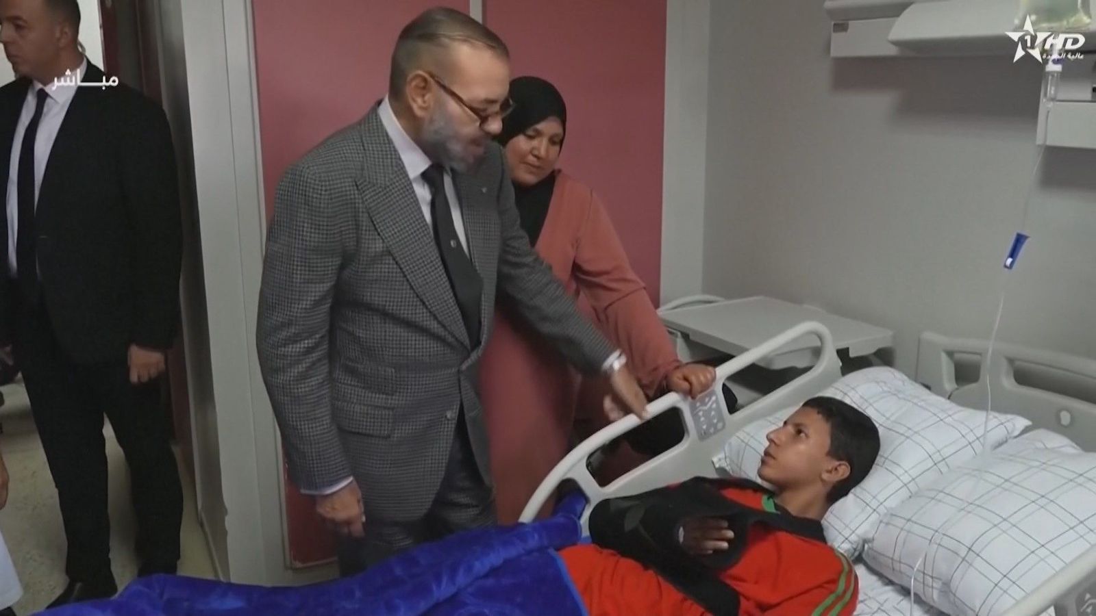 Mohamed VI visita a los heridos por el terremoto en el hospital de Marrakech