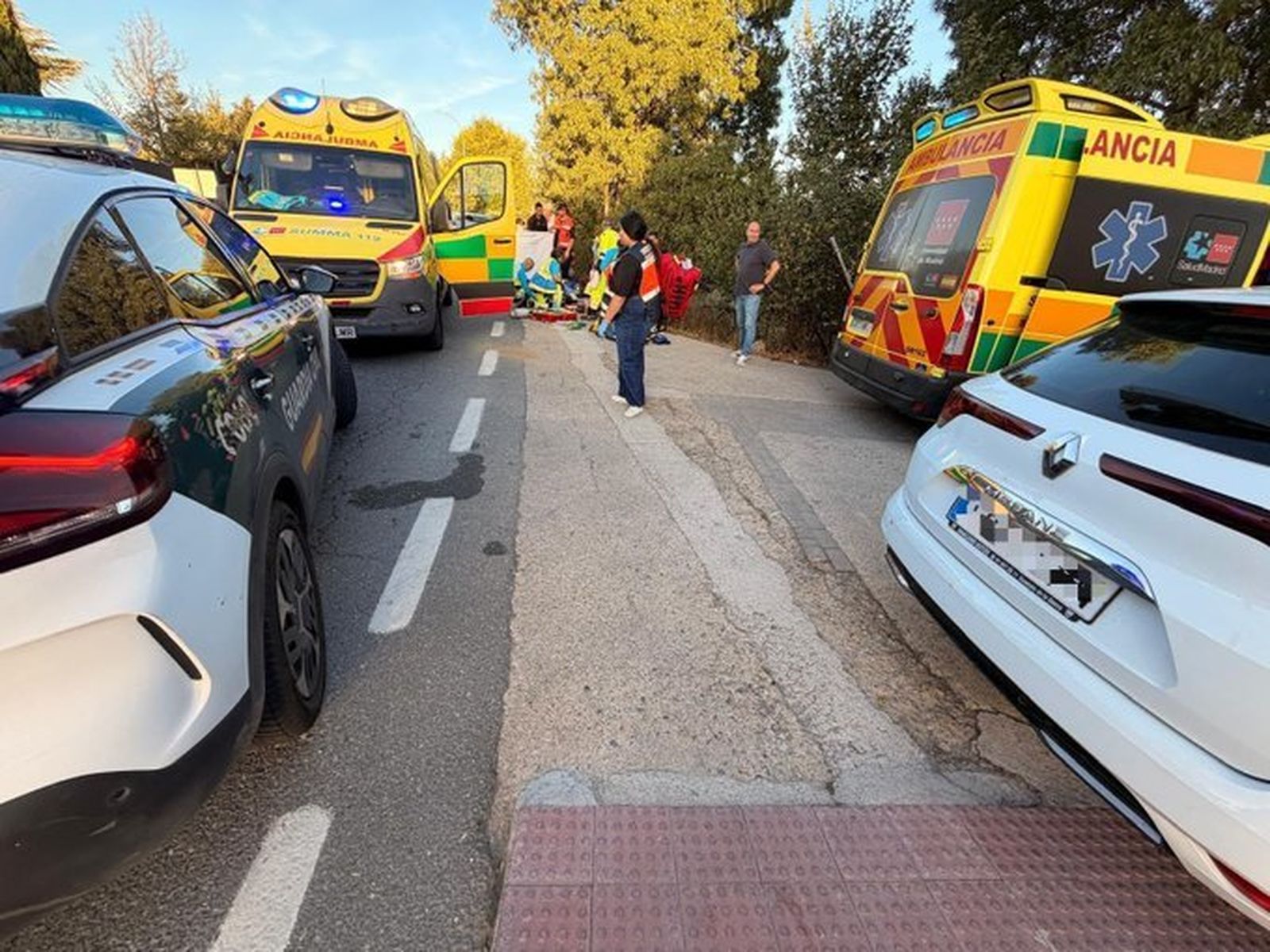 Samur atiende a un hombre en plena calle de Navalafuente