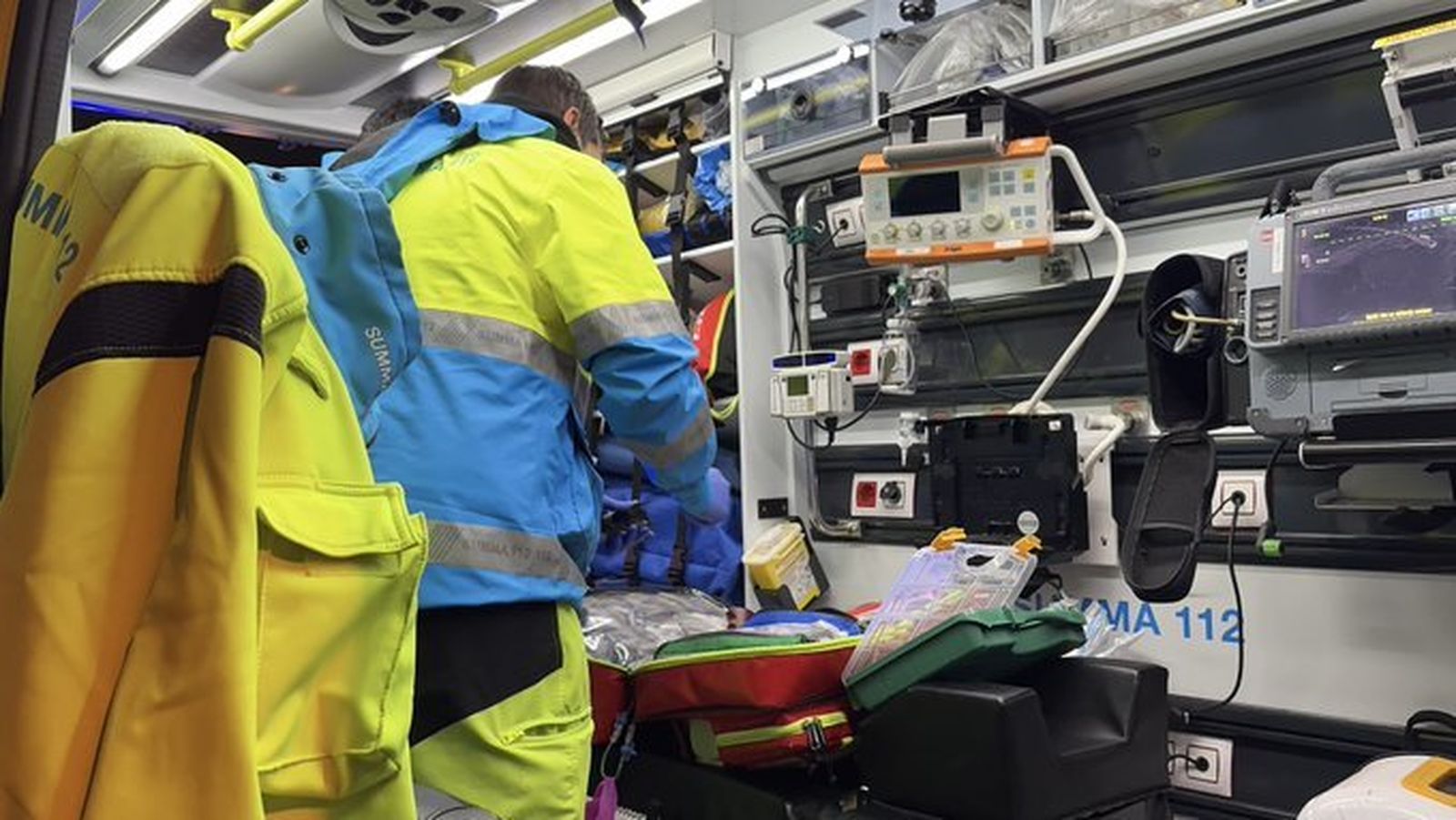 Sanitarios del SUMMA 112 en una ambulancia