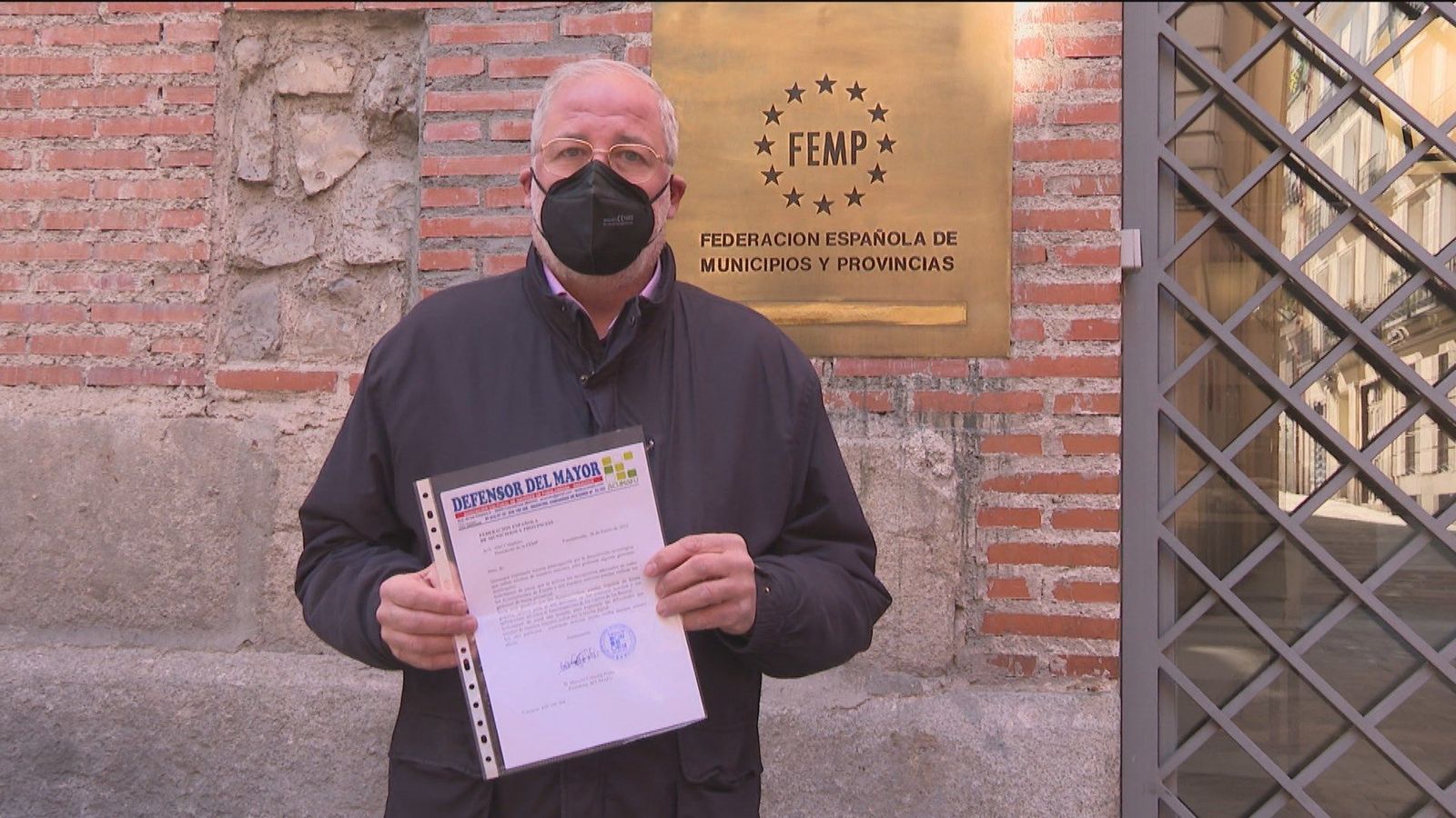 El Defensor del Mayor exige atención personal para la tercera edad