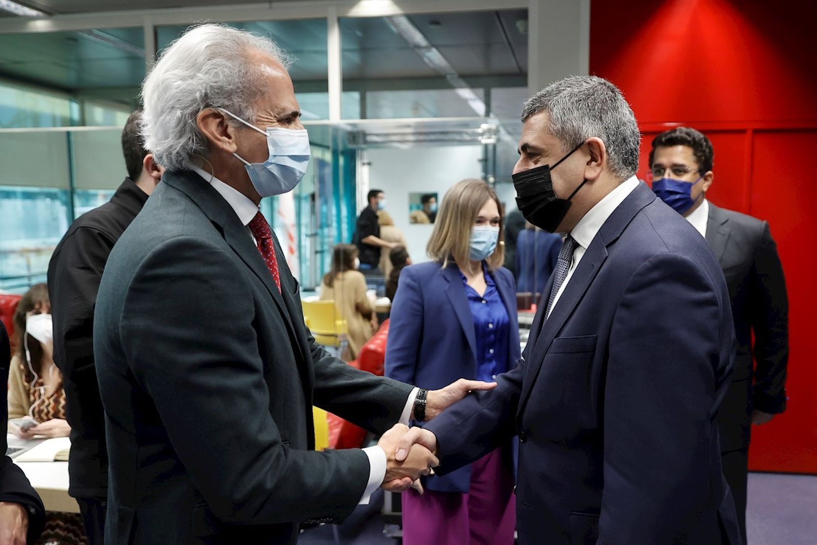 El secretario general de la Organización Mundial del Turismo, Zurab Pololikashvili saluda al Consejero de Sanidad de la Comunidad de Madrid, Enrique Ruiz Escudero