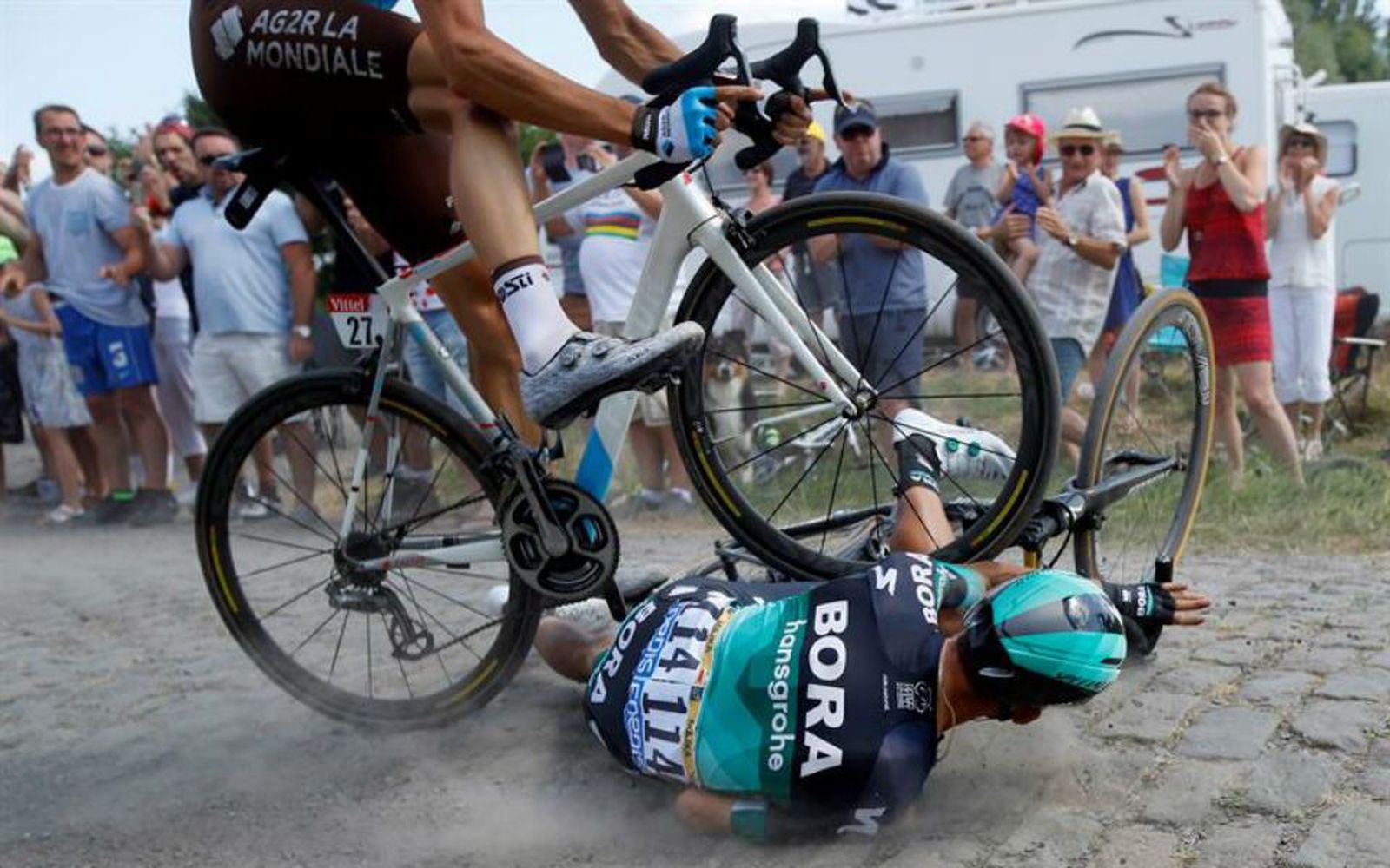 Tour: Degenkolb gana una etapa en el pavés marcada por las caídas