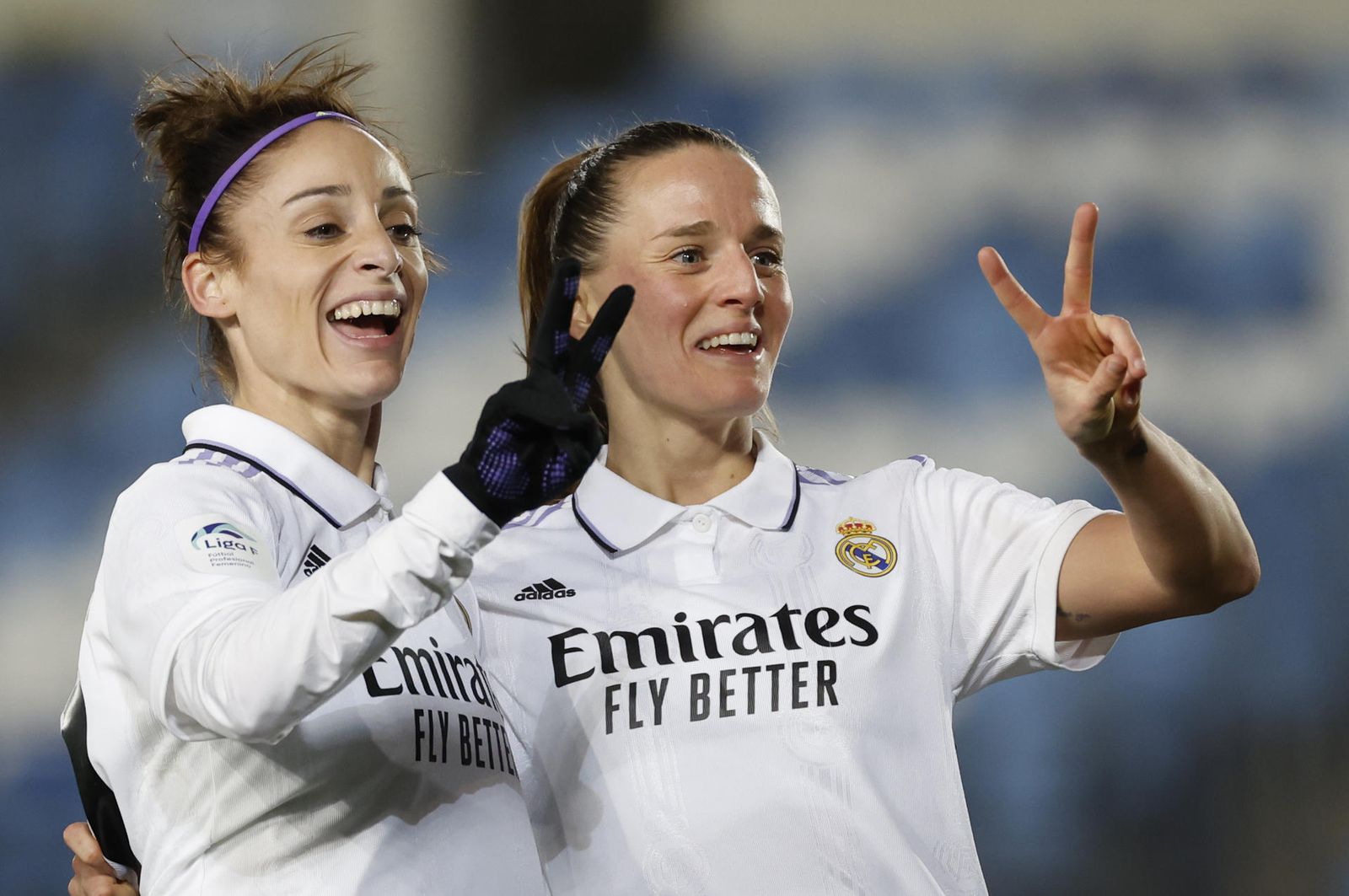 Esther González celebra con Sandie Toletti tras marcar un gol en la Liga F