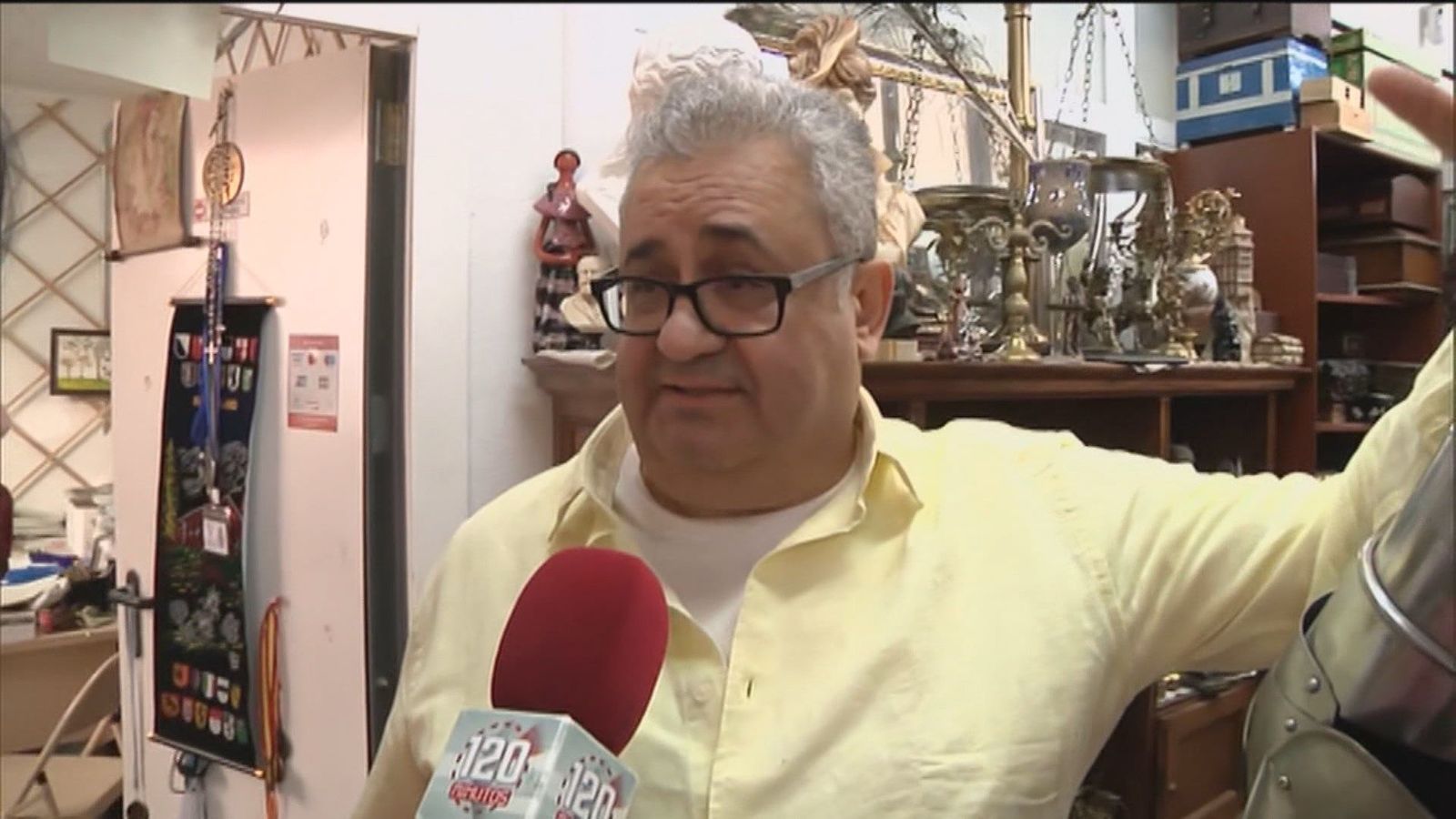 El almacén de Rafa González en Madrid: el tesoro detrás de las películas y series más exitosas