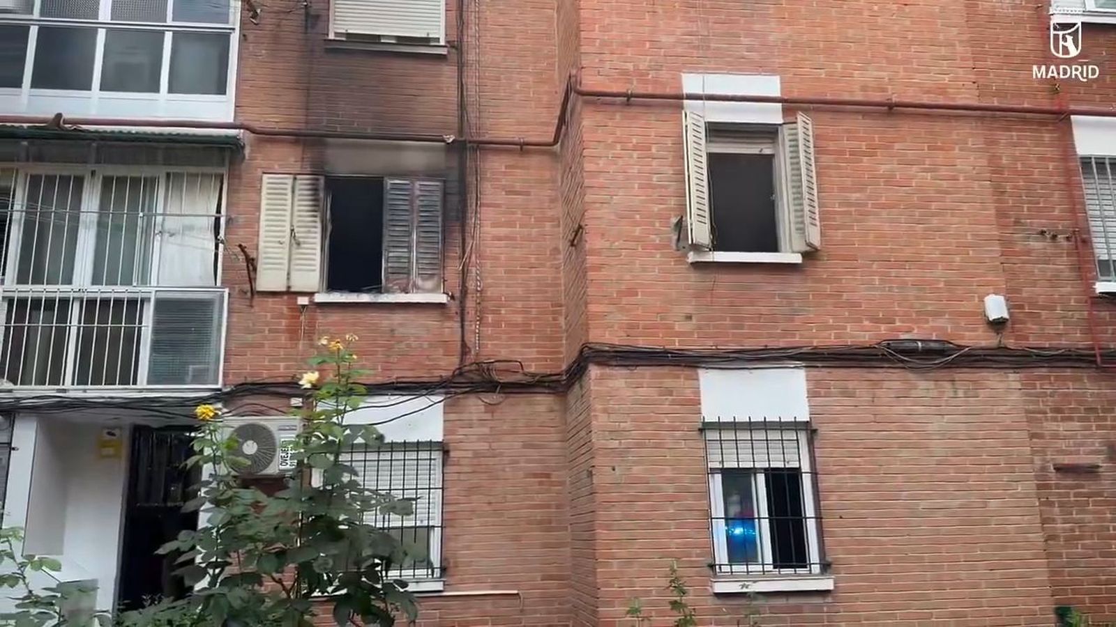 Quince personas atendidas, una de ellas en estado muy grave, tras un incendio de una vivienda en Villaverde