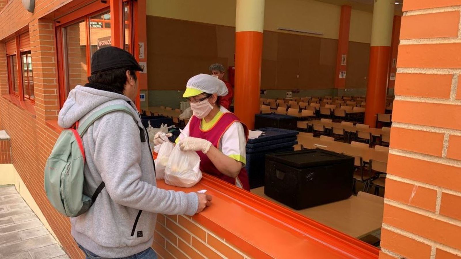 Cientos de menús saludables de alumnos becados se quedan sin recoger en los colegios de Madrid