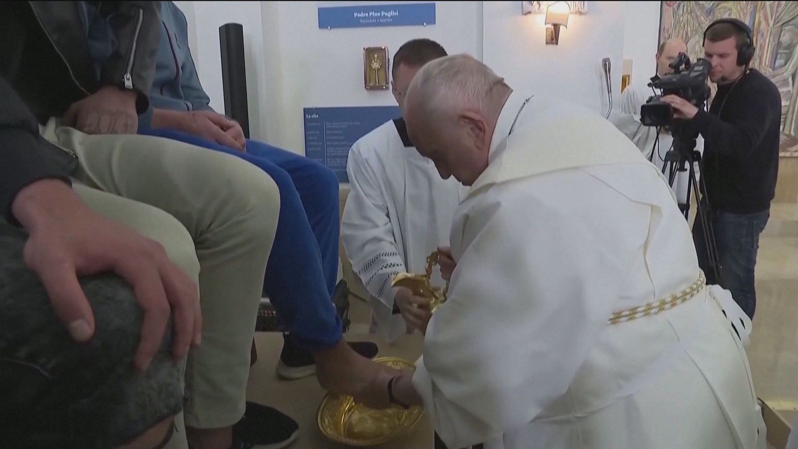 El papa Francisco lava los pies de doce jóvenes presos el Jueves Santo
