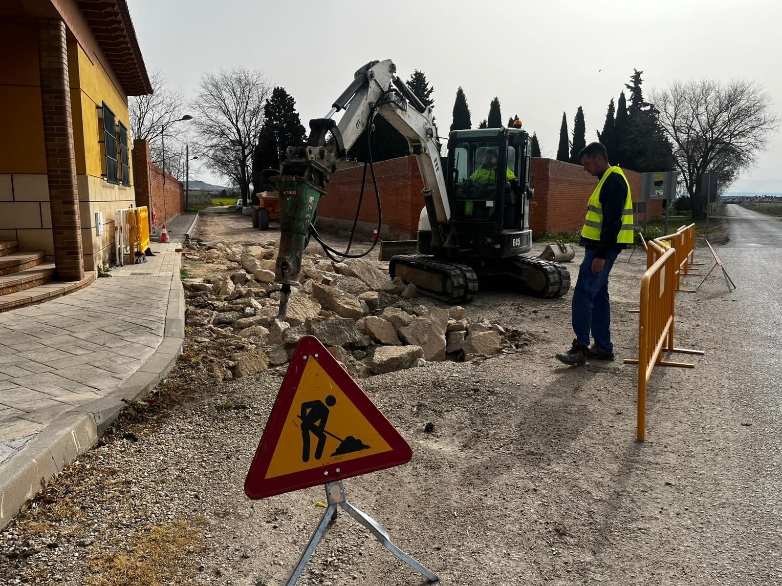 Operarios trabajan en una calle de Villaconejos