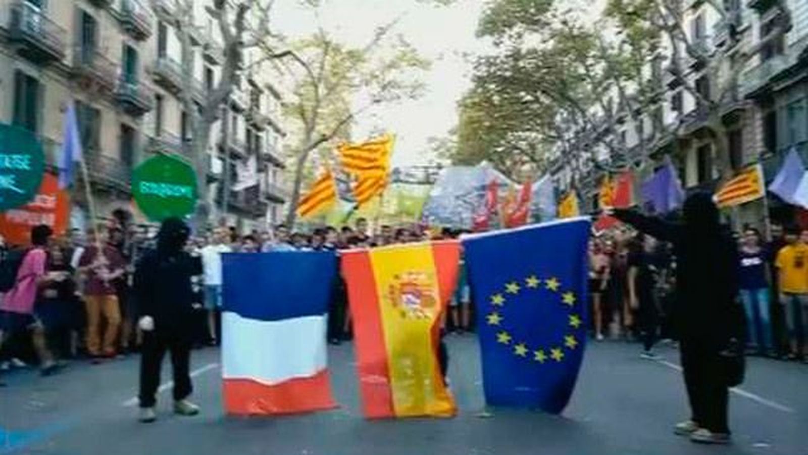 La CUP quema las banderas española, francesa y europea en la Diada