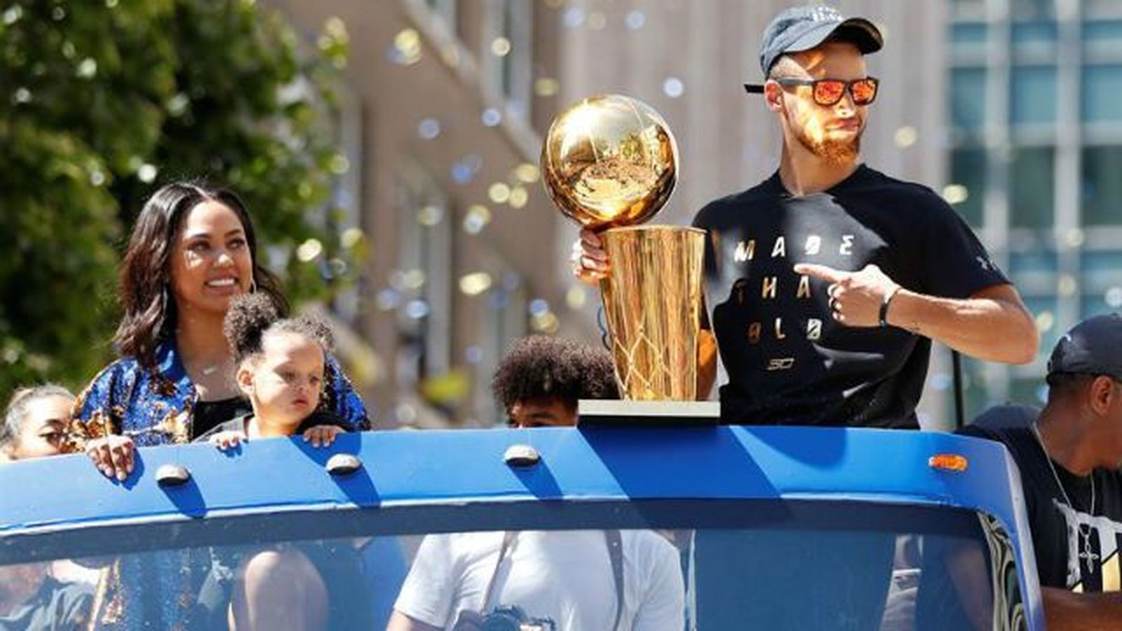 Warriors, con Curry y Durant al frente, vitoreados en un desfile multitudinario