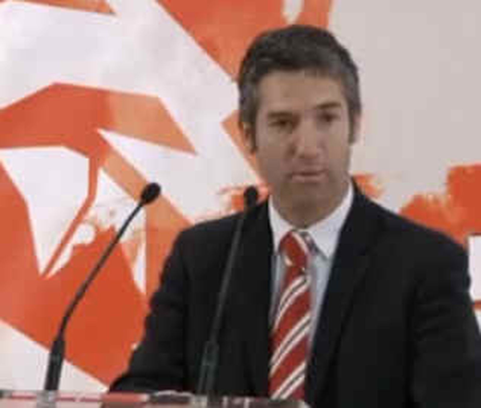 García Macua y Urrutia votan entre acusaciones sobre juego sucio y acoso al socio