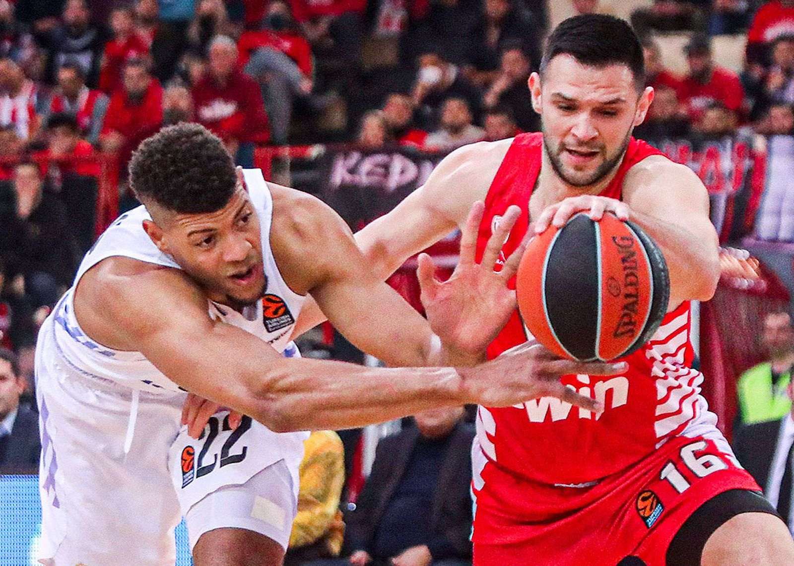 Tavares ante el Olympiakos